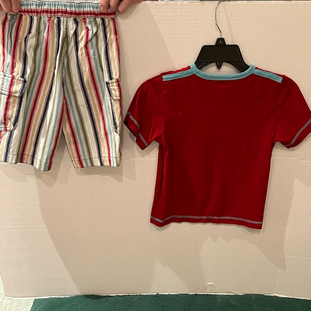 Hanna Andersson long Cargo Shorts w drawstring and T-shirt. Excellent condition.